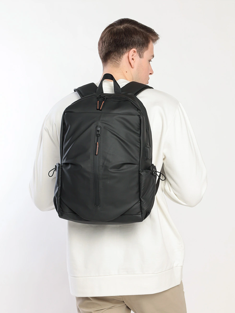 Рюкзак черного цвета с вертикальным наружным карманом